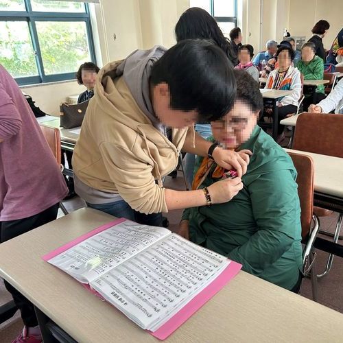 무안군장애인종합복지관, ‘카네이션 나눔’ 행사 진행