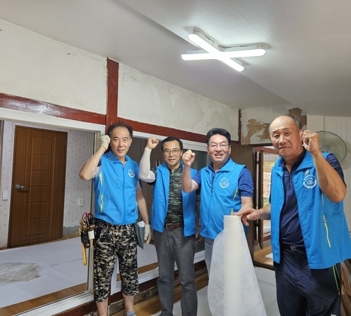김정이 도의원, 복지기동대와 함께 주거환경 개선 위해 팔 걷어붙여